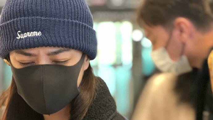 42岁阿娇近况曝光，皱着眉眯眼看手机被指老花，女神真的老了！