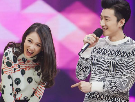 陈乔恩现身祭拜乔任梁,腿部肿胀外套遮肚疑有孕,艾伦吃醋未同行