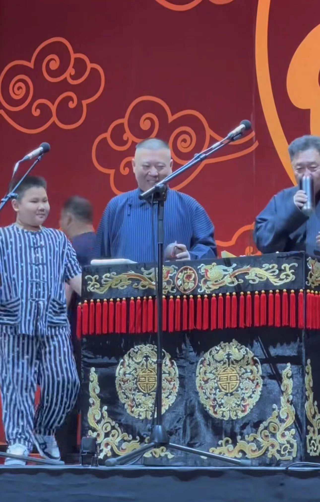 郭德纲携小儿子露面!8岁安迪身高瞩目撞脸于谦,全家已定居天津