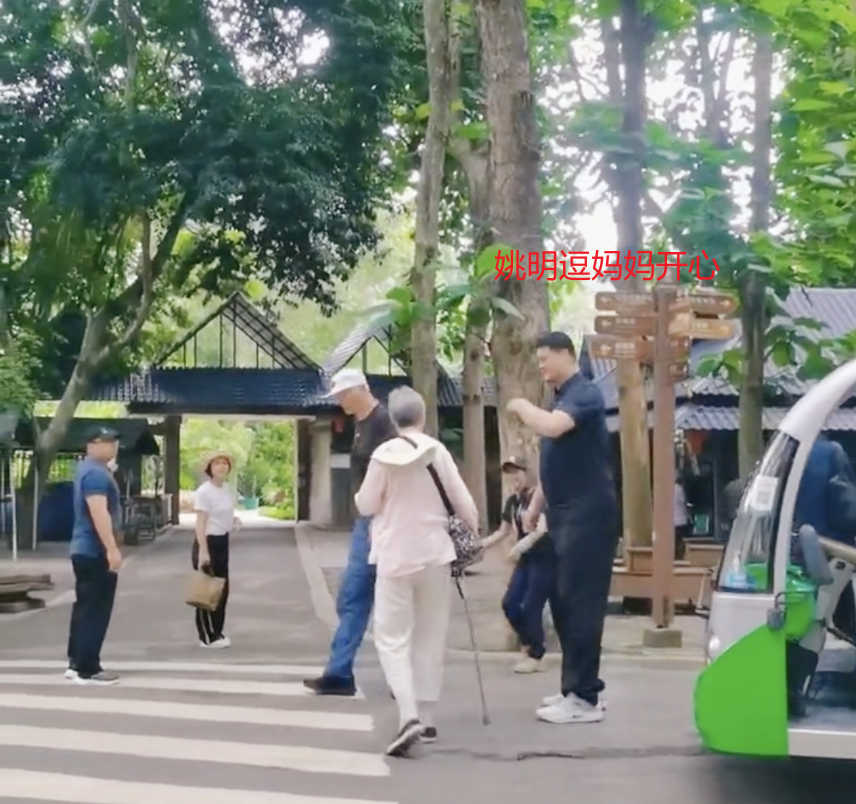 42岁姚明带全家出游,父母年过古稀身高2米,一家五口象群小巨人