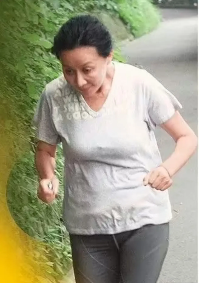 路人镜头下的刘嘉玲真老,身材垂得像村奶奶,跟贵妇打扮判若两人