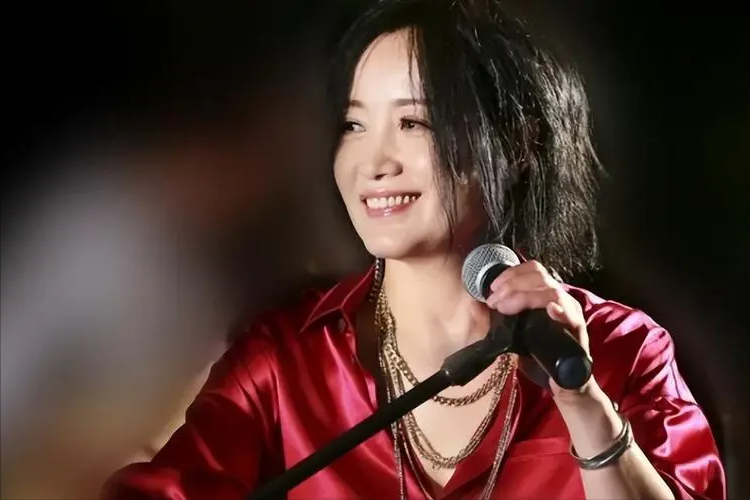 |连续四次登上春晚，却被恩师夺走初夜被骗堕胎，55岁至今没人敢娶