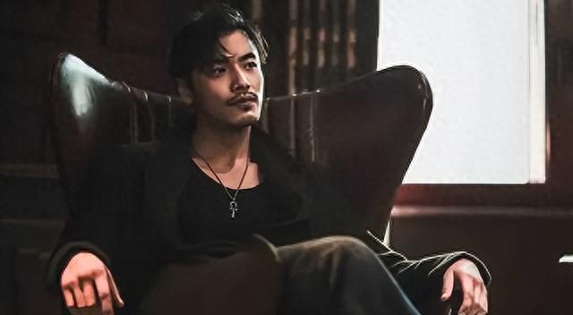 他出道18年不温不火,父亲是《新闻联播》主播,母亲是央视主播