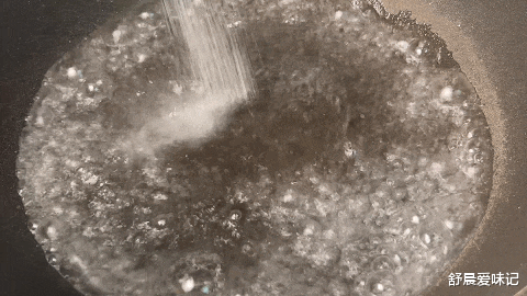 成都|一把香椿芽，打3个鸡蛋，简单炒一炒，鸡蛋嫩滑，香椿芽咸香可口