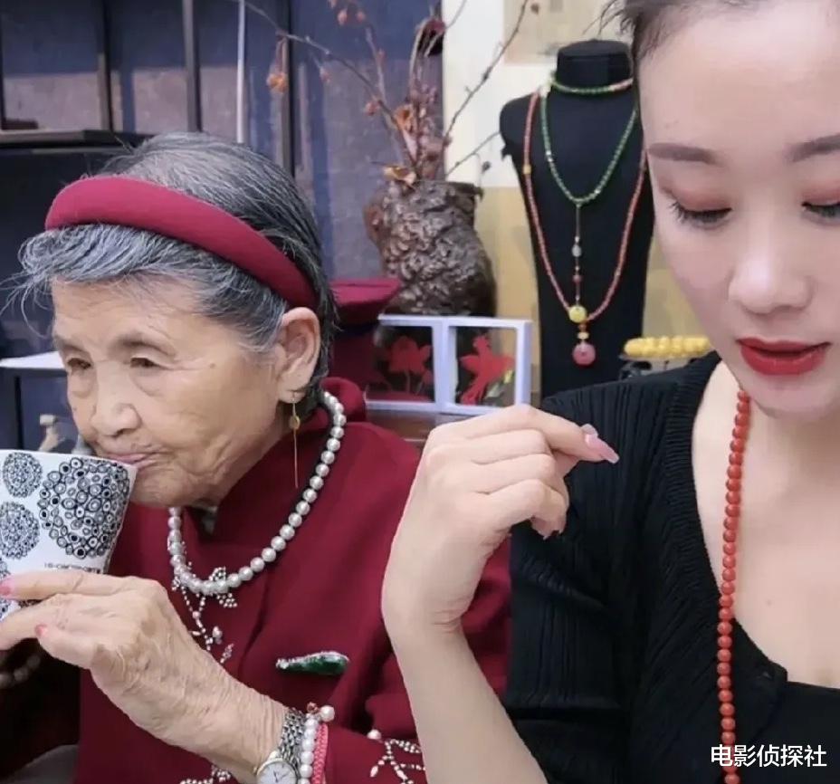 唐国强|黄圣依90岁婆婆成直播间吉祥物，一脸无奈坐着喝茶，懒理他人卖货