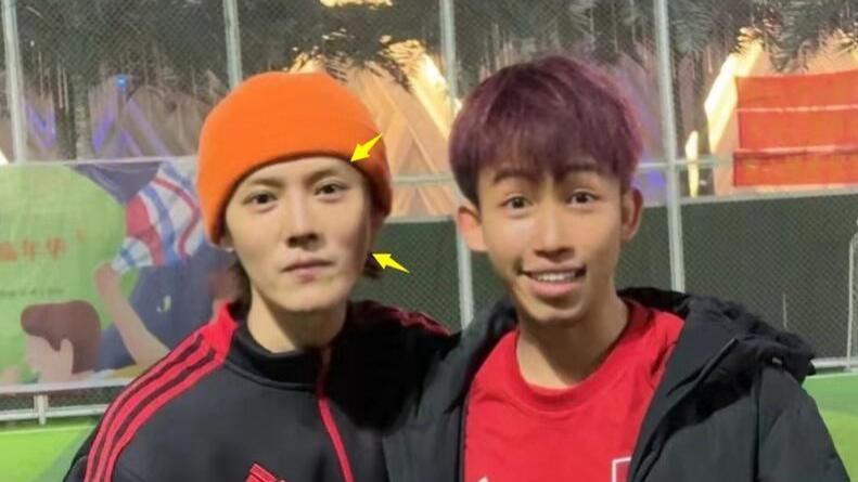 工作室否认和关晓彤领证，鹿晗踢球后驾豪车离开，七年之痒来了