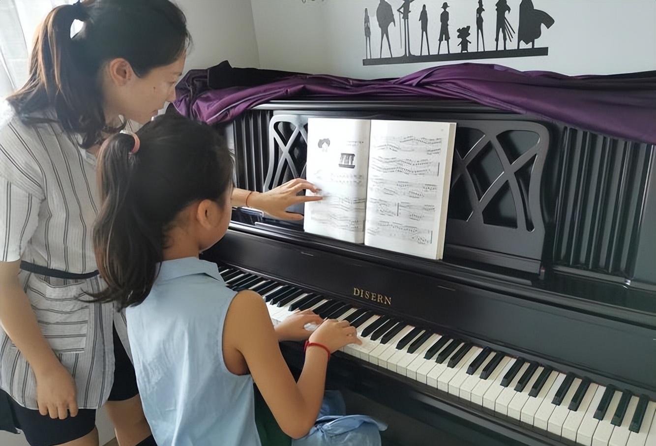 杨天真|深圳流浪女：我本科毕业皮肤白皙，宁愿翻垃圾桶为生，也绝不上班