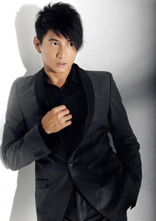 与黑人在海中嬉戏，跟吴奇隆含糊不清，这3位“老鸨”可真会玩