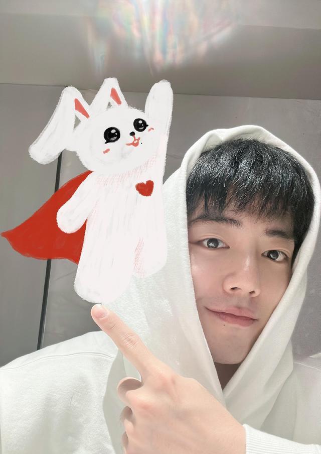 肖战|肖战携小飞兔前来拜年,呆萌可爱依旧是当初那个少年