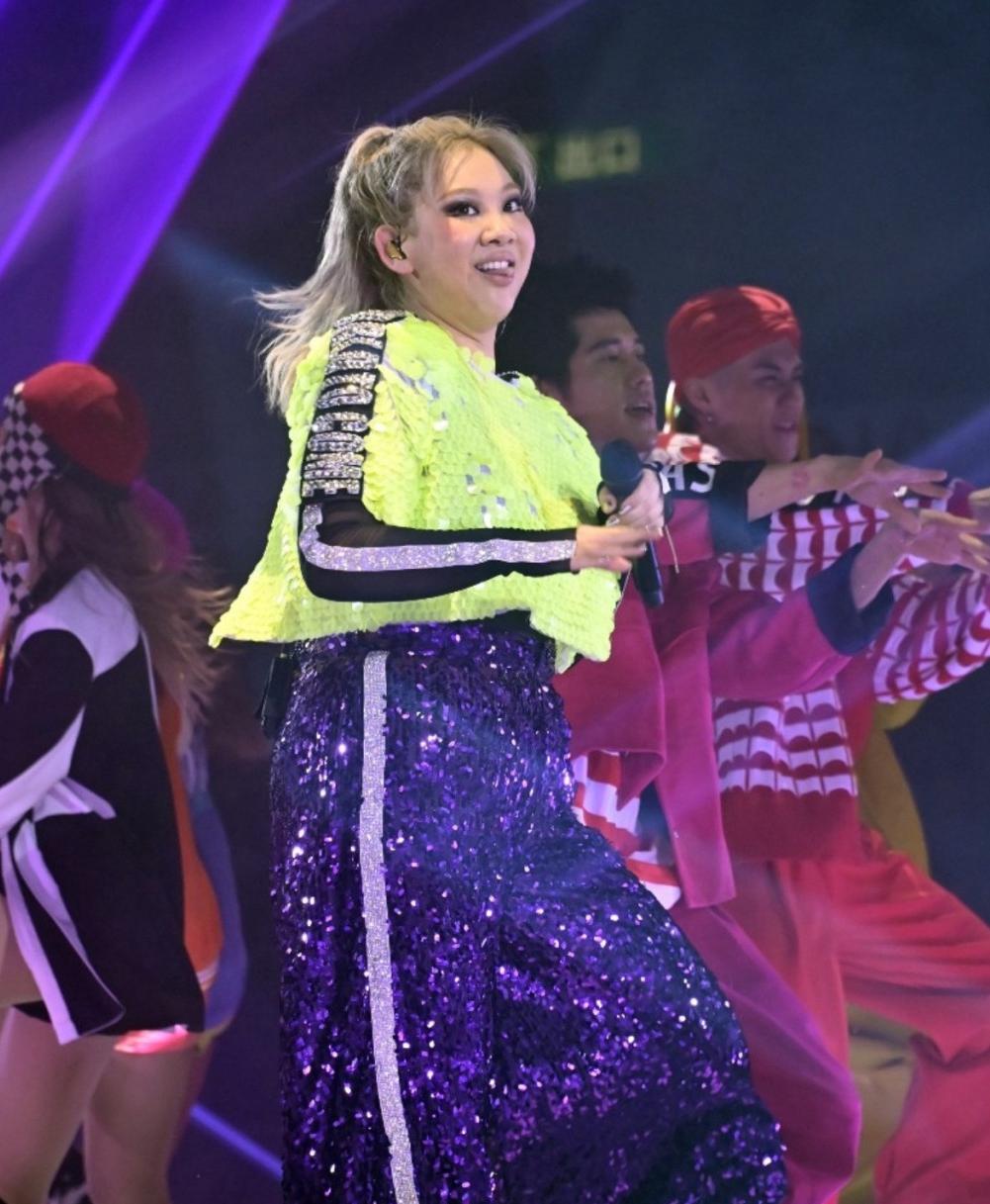 郑欣宜消失三个月首露面，消瘦唱歌回应抑郁复发：往前一步就坠落