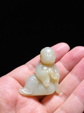 |明 和田玉白玉籽料 受沁 持桃童子 童子献桃