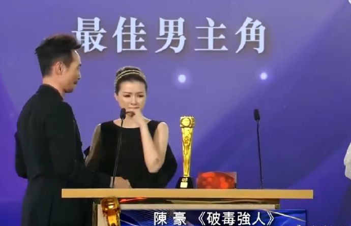 TVB颁奖感人!配角奋斗30年获奖痛哭跪地,对比内娱分猪肉很讽刺