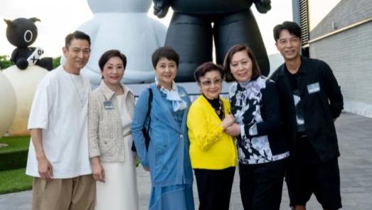 赌王四太与刘德华罕同框！脚踩休闲鞋穿裙装仍高级，关之琳也来了