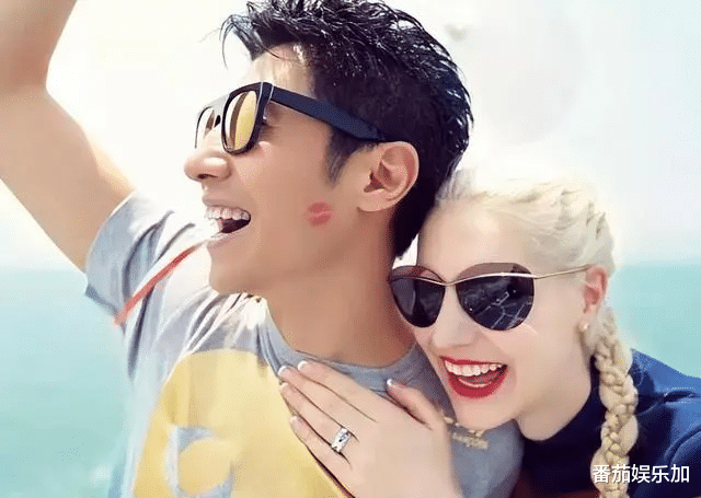 央视撒贝宁一家四口出游，女儿像爸儿子像妈，验证了一句“老话”