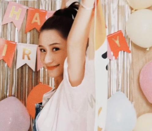 何超莲|何超莲素颜庆祝32岁生日，和窦骁视频聊天，婚后首个生日很低调
