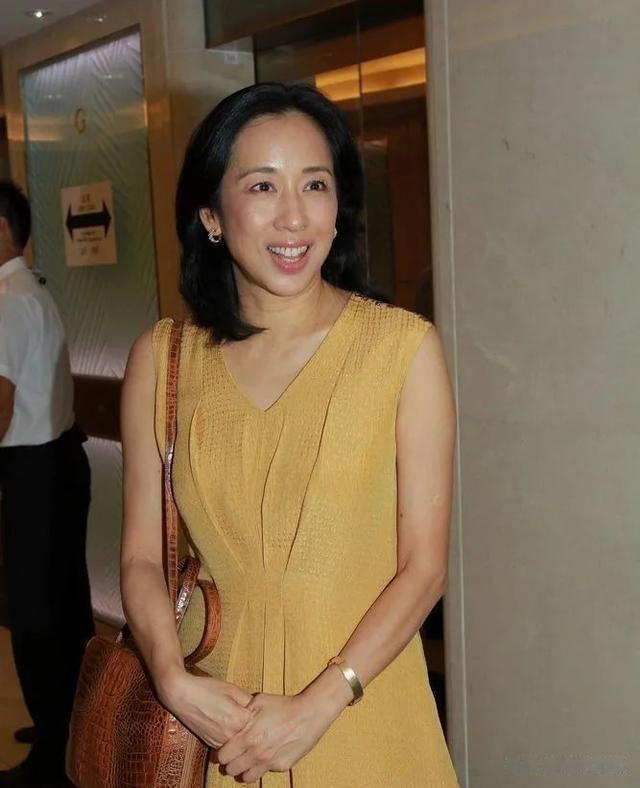 朱玲玲：一家三姐妹，姐姐比她还要美，老公一个比一个有钱！