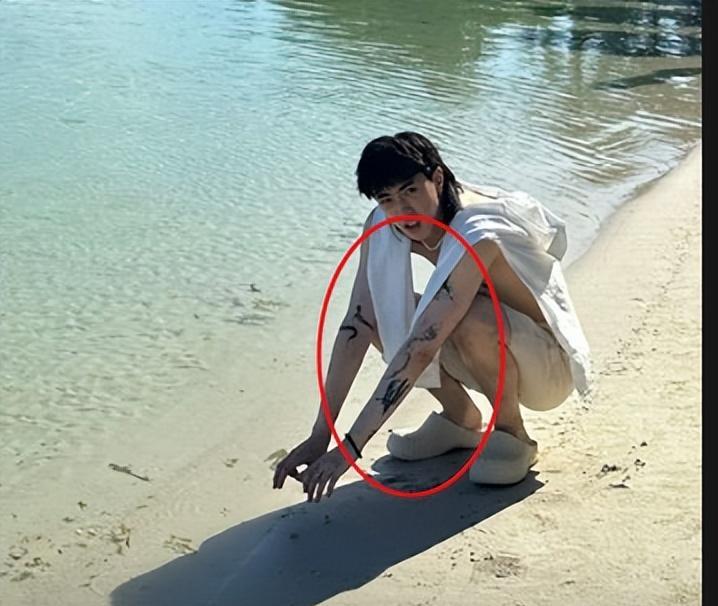 伊能静儿子哈利海边度假,穿抹胸女装配高跟鞋,表情妩媚翘兰花指!