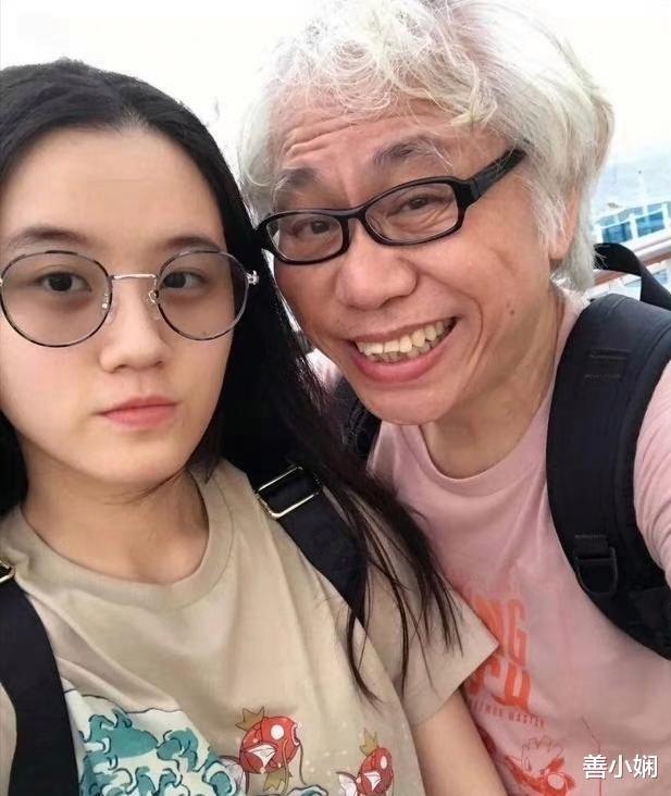 爷孙恋林靖恩跨年夜发疯,精神失常砸电视,被赶后坐ATM旁不走