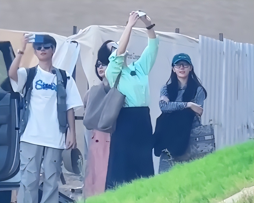 《花少5》沙特录制,热巴披头散发紧跟秦岚,网友:谁红跟谁玩