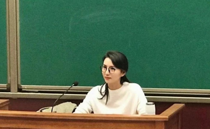 以为她们是无戏可拍，原来是改行当老师了，这5位女星名利说丢就丢