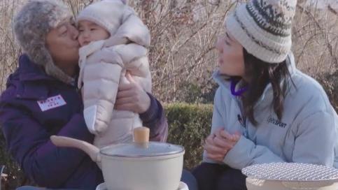 李亚鹏|李亚鹏全家杨康后野外过节，亲女儿脸颊与娇妻秀甜蜜，却单缺李嫣