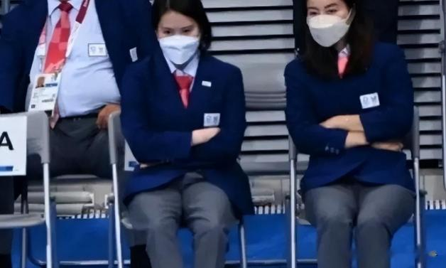 郭晶晶|三张合照，把香港名媛们对郭晶晶的“傲慢”，体现得淋漓尽致