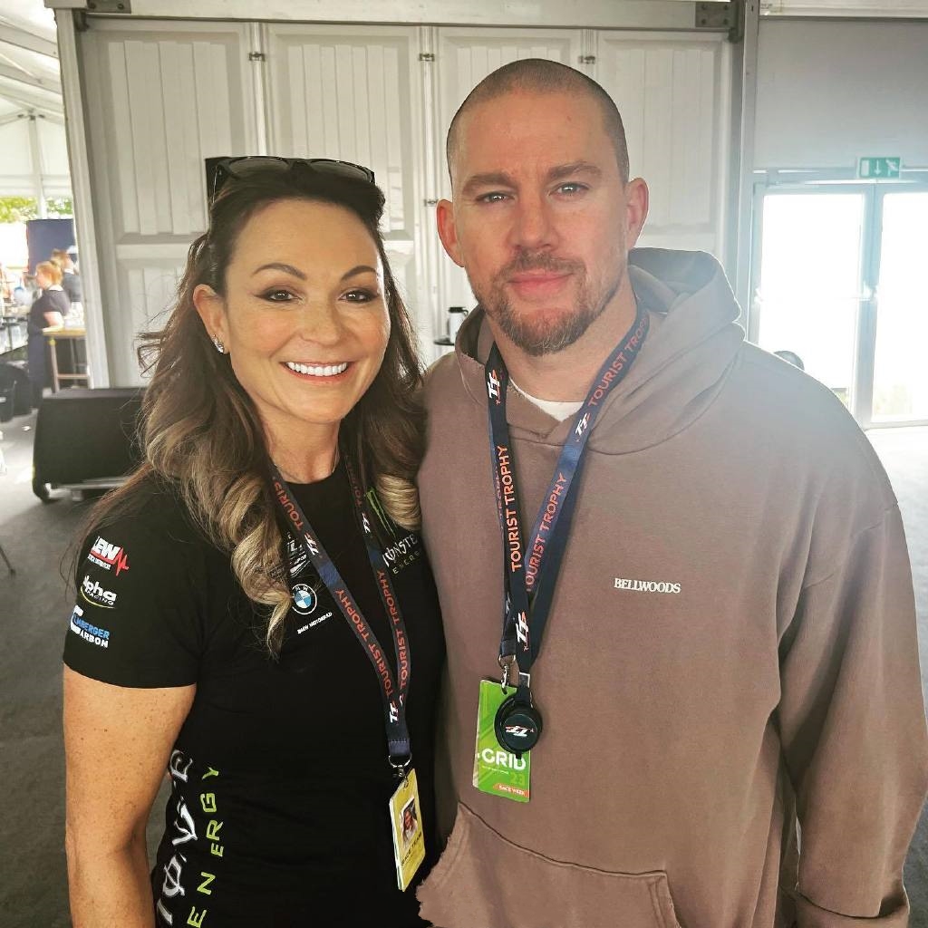 |赌王长房孙女罕见出镜,何家华与妹妹同框现身,何家文混血感十足