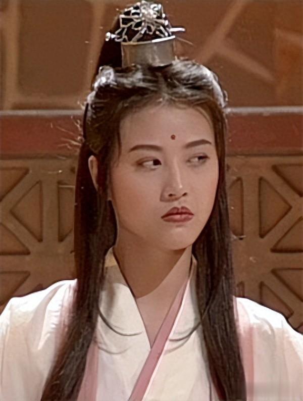 56岁周海媚亲身示范:到老都没有大妈感,她是如何做到的?