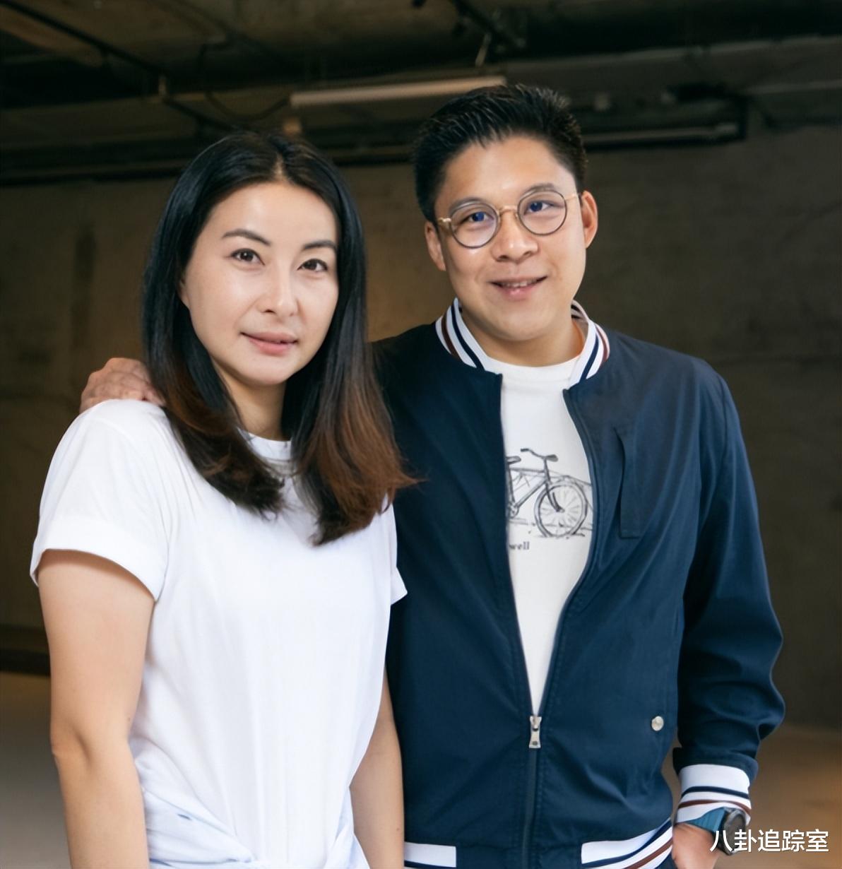 霍启刚抱郭晶晶火炬返港,在机场脚步轻快对镜挥手,网友:显眼包