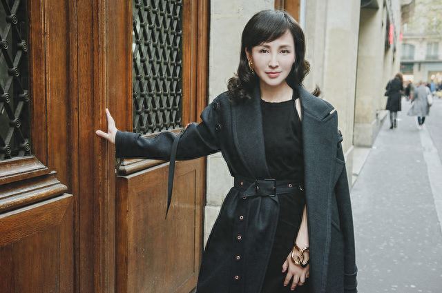 岳丽娜:19岁与男友私奔,在地下室连生3胎,如今被丈夫捧成影后