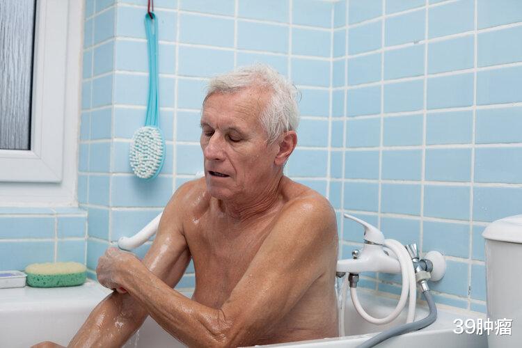 51岁男子洗澡突发脑梗，不幸离世，提醒：3个洗澡习惯，尽快改掉