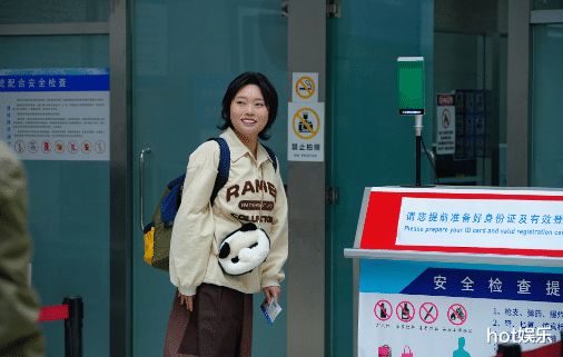 笑果禁演,李诞公园闲逛路边吃串,衣服皱巴,落魄成“退休老人”