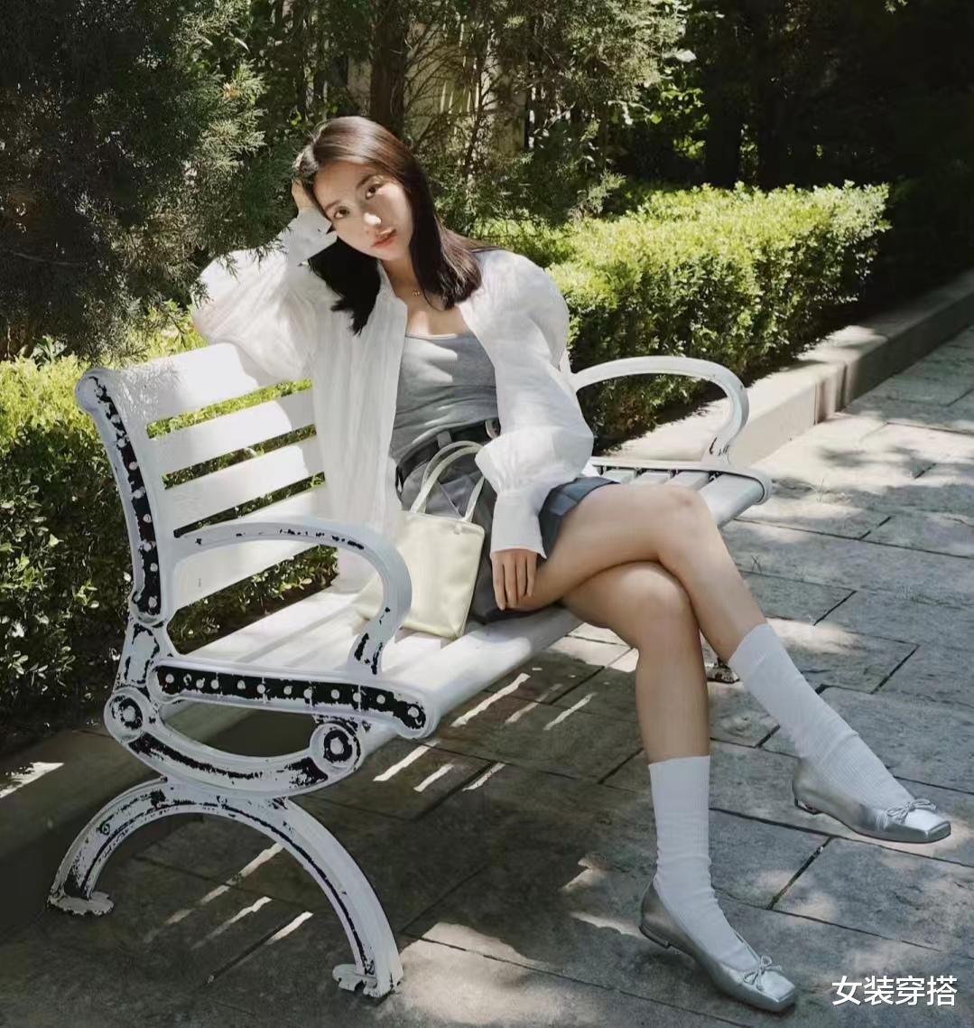 白衬衣的15种穿搭风格,好看又实用,单穿叠穿都时髦!