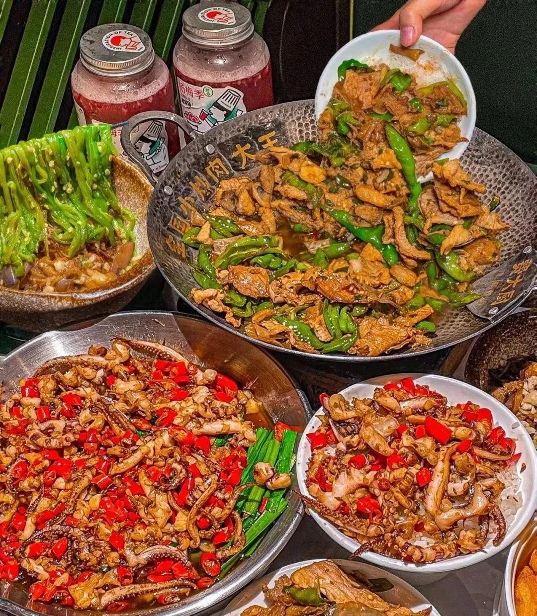 辣椒炒肉|吃个辣椒炒肉排队两小时? 费大厨到底哪里吸引人