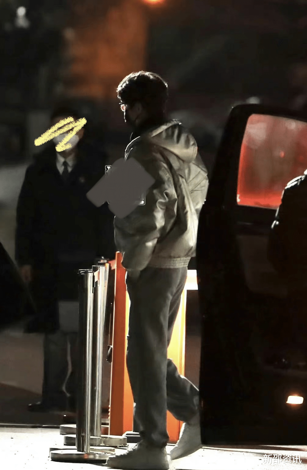 杨紫|央视春晚路透!杨紫热情招手,吴磊红大衣优雅,周深蹦蹦跳跳回应