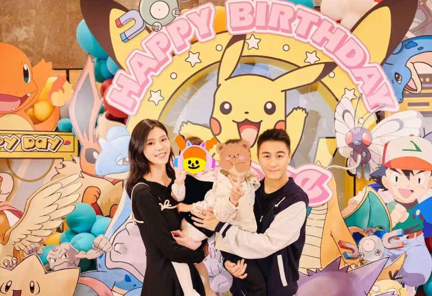 奚梦瑶现身香港被偶遇，何猷君当街吃油条，被指像地主家的傻儿子