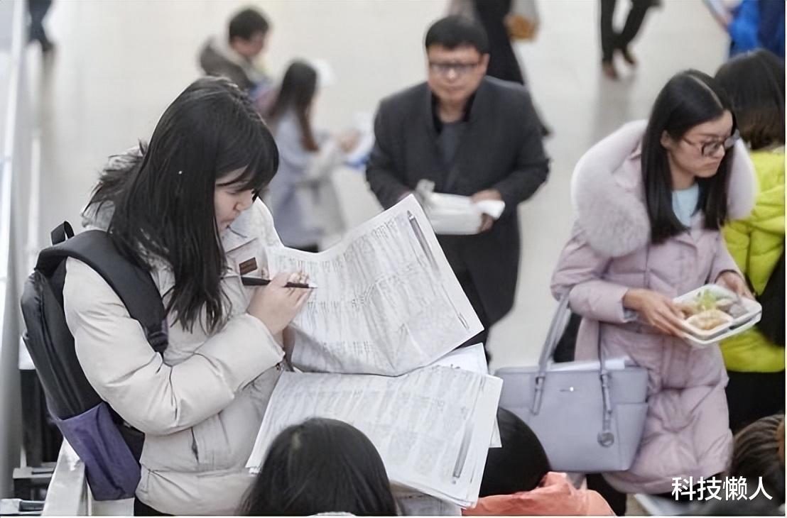 孔乙己|深圳流浪女：我本科毕业皮肤白皙，宁愿翻垃圾桶为生，也绝不上班