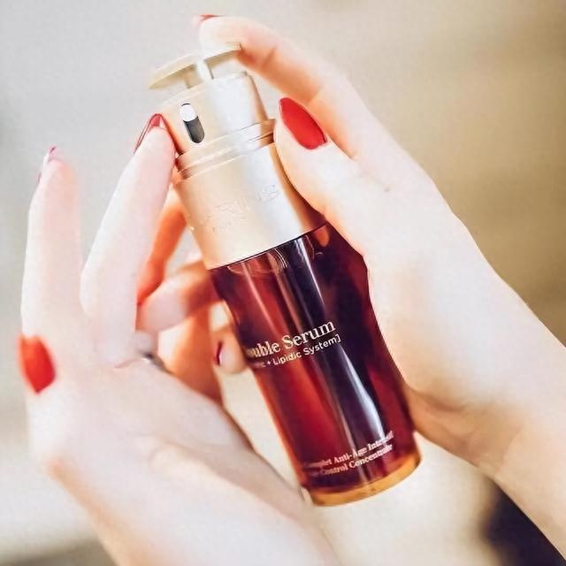 热门精华液推荐：能够抑制皮肤黑色素的沉淀，可以去除色斑和雀斑