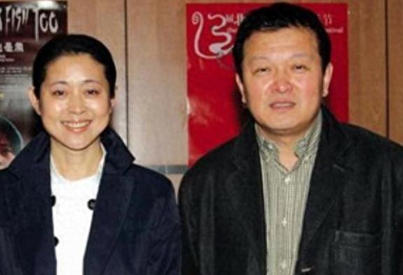 主持人倪萍近况曝光,现身机场身材消瘦,戴血氧仪身体状况引担忧