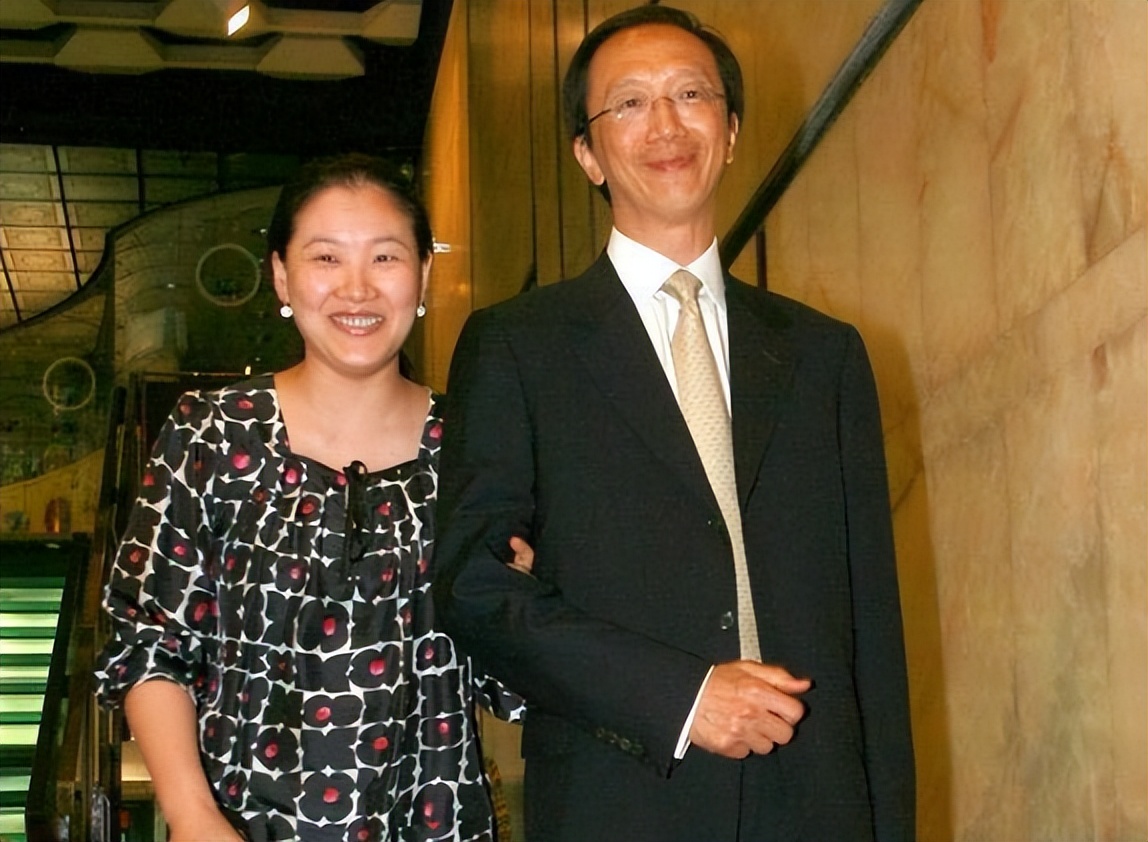 45岁伏明霞终于离婚?差26岁距离太大,无法忍受梁锦松,双方回应