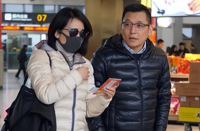 曝52岁俞飞鸿未婚生子!男方已婚、身份显赫,知情人称其子30岁