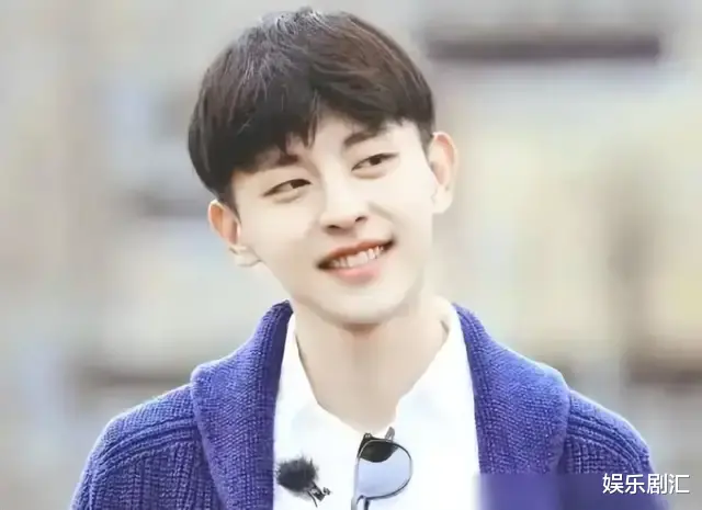 邓伦最新素颜照，身材发福胡子拉碴，与友人相聚坐C位，强颜欢笑