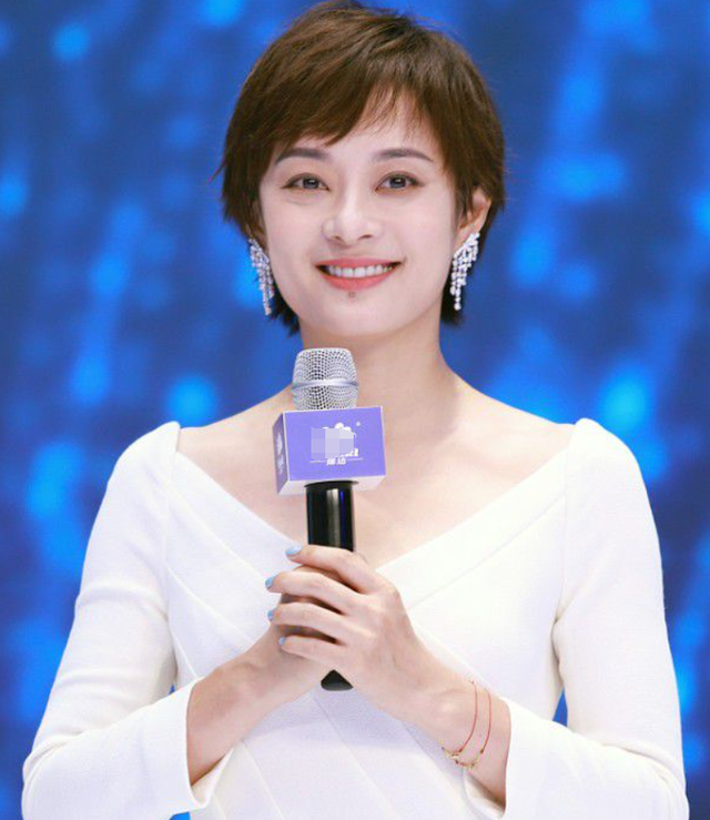 孙俪|孙俪拍新戏造型遭吐槽,厚涂发际线粉发量稀疏,穿千元外套似路人