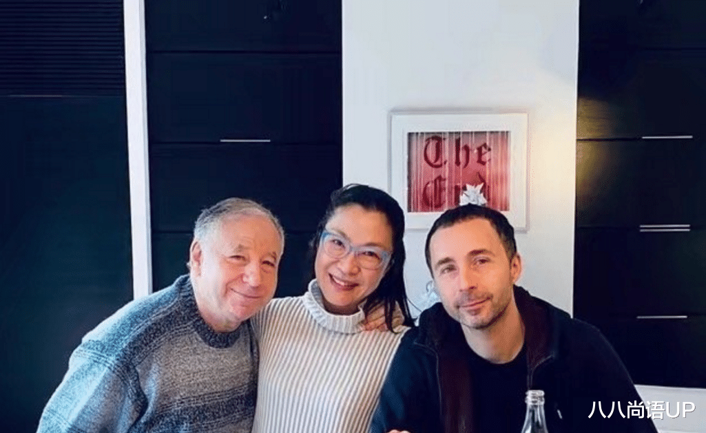 杨紫琼晒全家福!穿粉睡衣好嫩,77岁让托德却深情望着84岁丈母娘