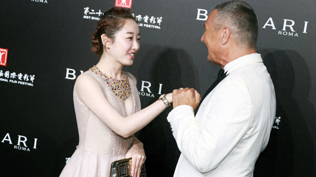 蒋梦婕：时尚女王的杀伤力让老外拜服，竟然久久不肯放手