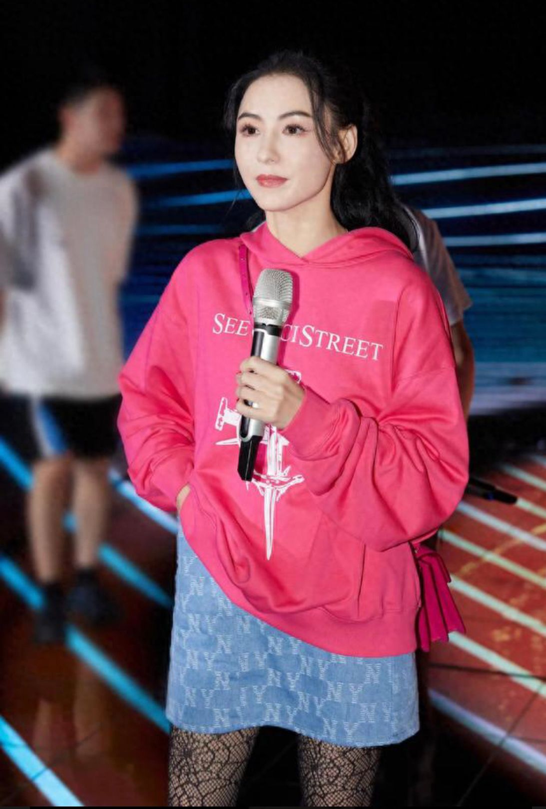 张柏芝带火了秋季新穿搭：“半身学生，半身辣妹”，清纯又撩人