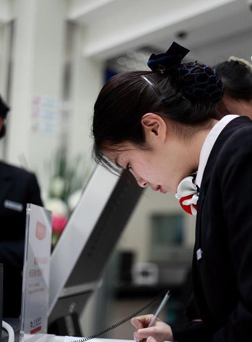 不听劝告娶了银行女，结果我的噩梦开始了，3年来备受嘲讽