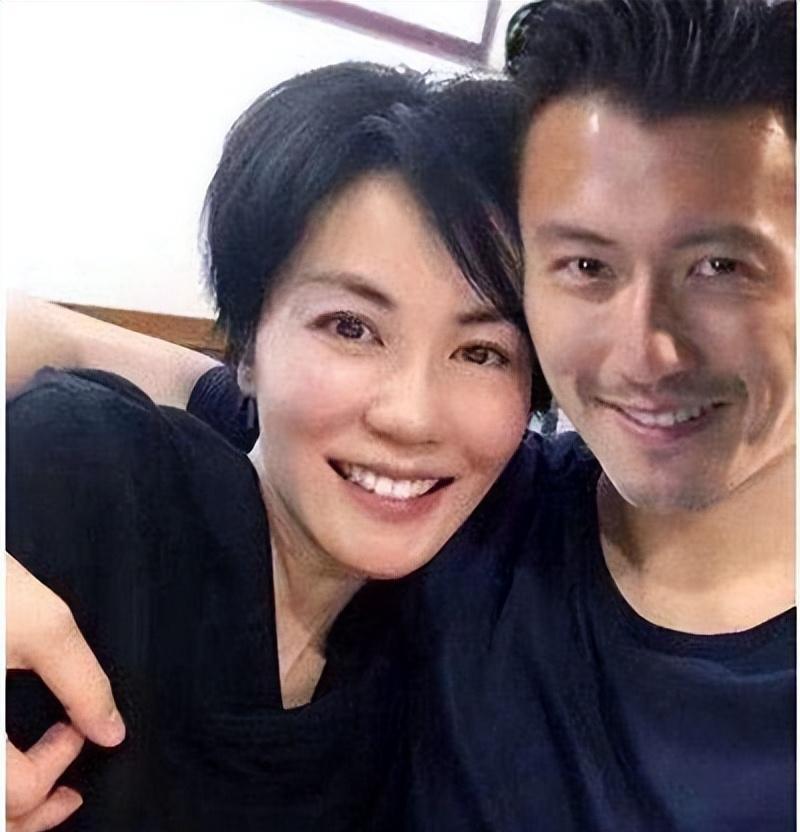 王菲|王菲和谢霆锋吵架？53岁王菲在街头捂脸痛哭，难自己行走需要搀扶