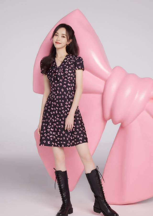 |唐嫣父亲接外孙女放学,跟同学挥手告别,礼貌又大方!