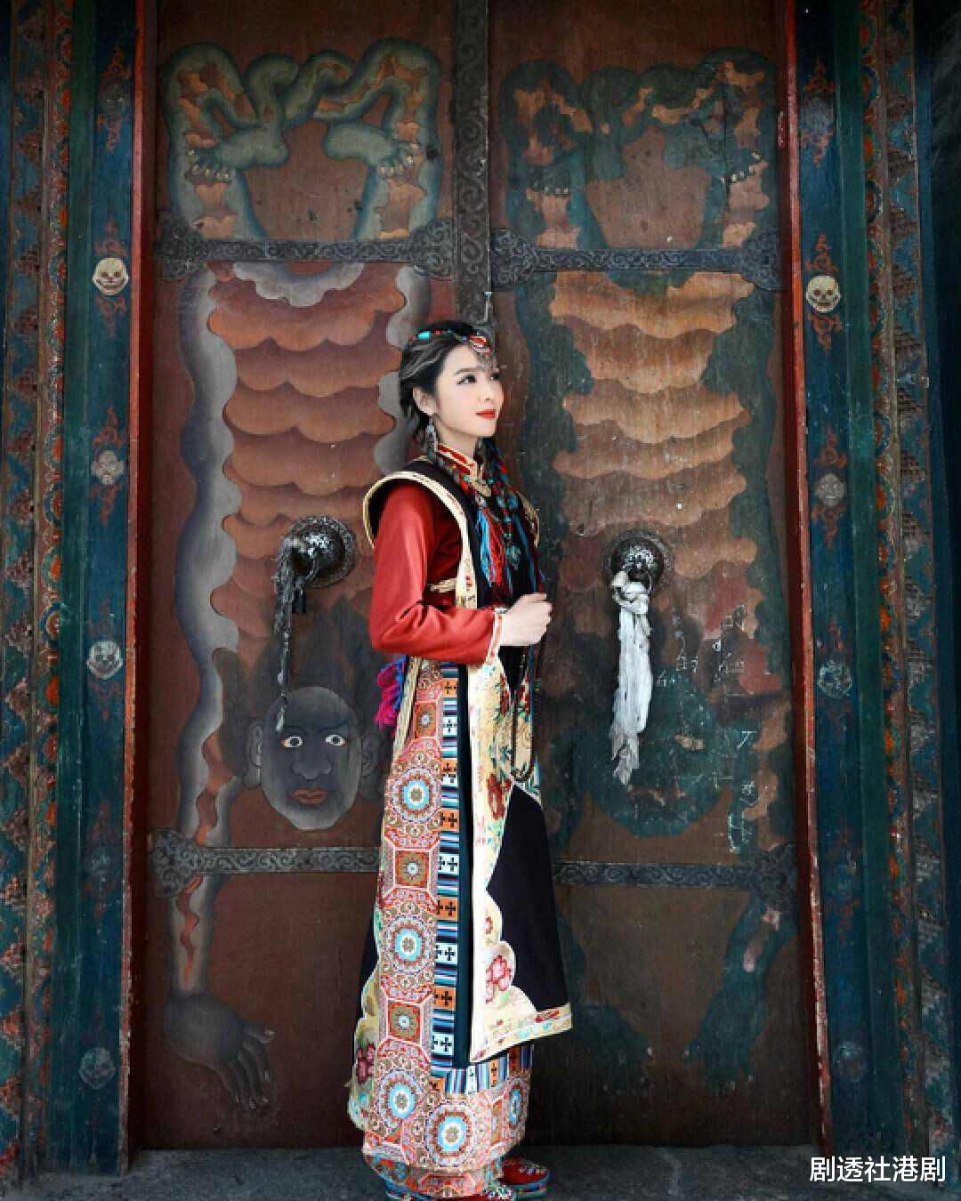 香港知名女星晒西藏游客照!不满摄影师过分p图,自嘲似蜡像